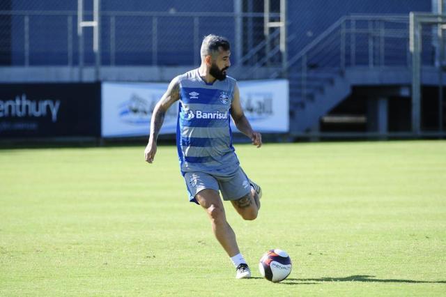 Douglas, do Grêmio, abre escolinha de futebol em Santa Catarina