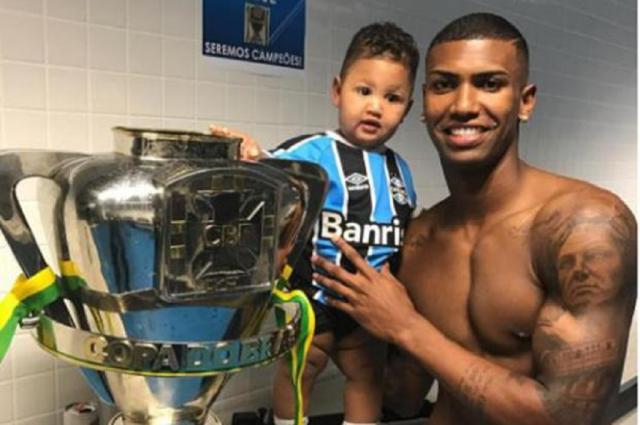 Prazo e impasse no valor diminuem chances de Walace sair do Grêmio