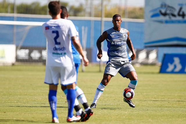 Grêmio oficializa acordo com Hamburgo para venda de Walace