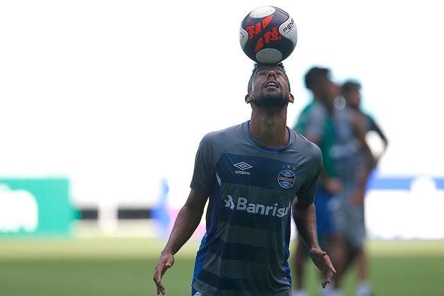 Léo Moura volta aos trabalhos com bola e vira opção para estreia na Primeira Liga