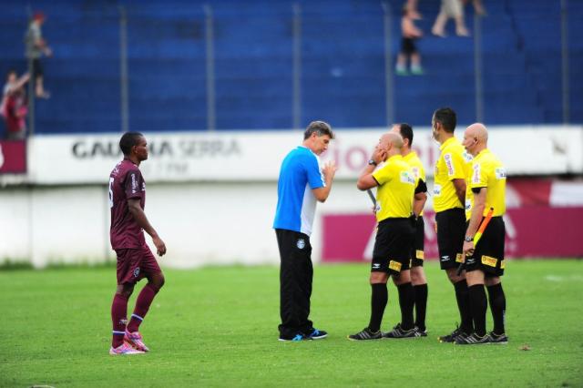 Odorico Roman discorda de pênalti marcado contra o Grêmio