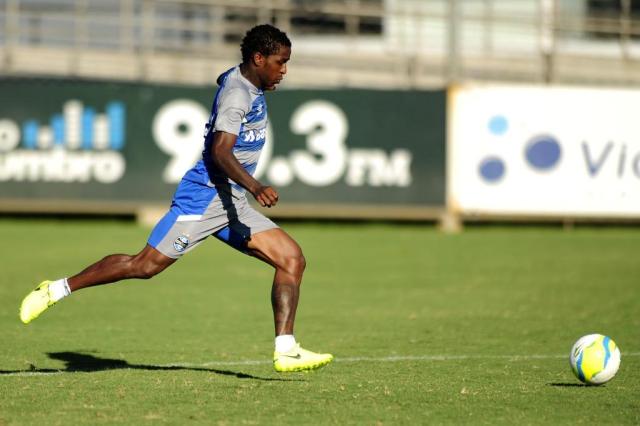 Polivalente e confiante: Bolaños se credencia à titularidade no Grêmio