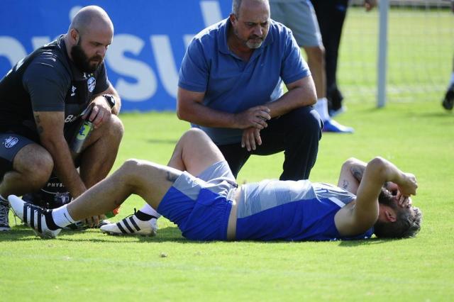 Muletas e fisioterapia: como serão os seis meses de recuperação de Douglas