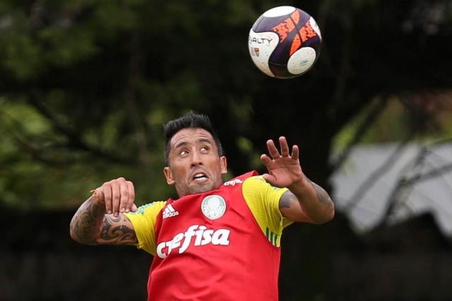 Lucas Barrios desembarcará em Porto Alegre na noite de sexta-feira
