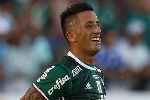 Grêmio anuncia acerto por um ano com o centroavante Lucas Barrios