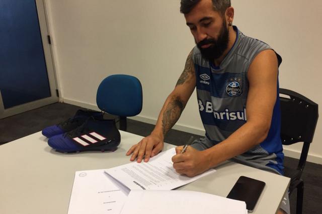 Em recuperação de lesão, Douglas renova contrato com patrocinador
