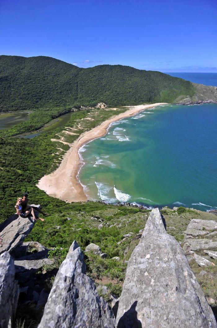 4 trilhas em SC para caminhada que você pode fazer com vista para o mar