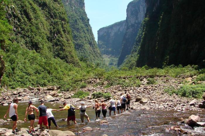 4 trilhas em SC para caminhada que você pode fazer com vista para o mar