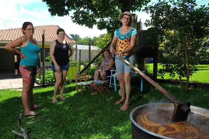 Doce tradição: produção de chimia de figo reúne gerações ao redor