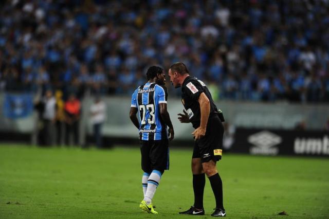 Vice de futebol do Grêmio reclama da arbitragem do Gre-Nal: Não gostei