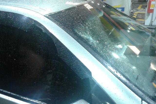 Colorados danificam carro de gremistas que iam para o Gre-Nal