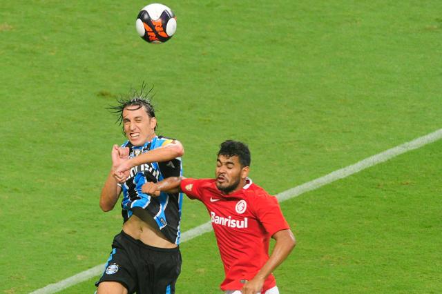 Tempo de parada de Geromel será menor do que o previsto
