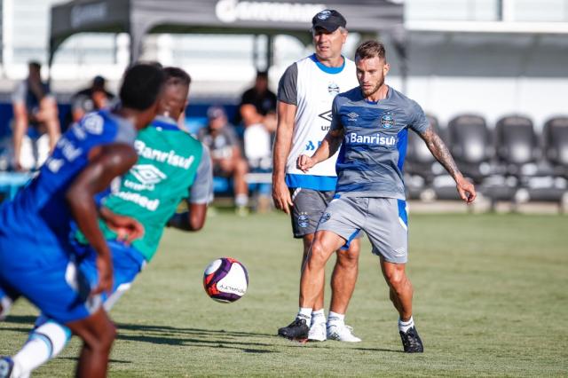 Gata Fernández e Edílson: as novas armas para Renato no Grêmio