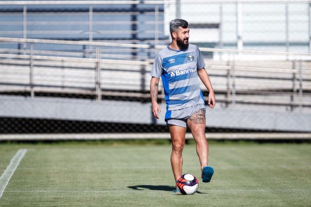 Em recuperação, Douglas aproveita ambiente do CT para evolução: É bom pisar no gramado de novo