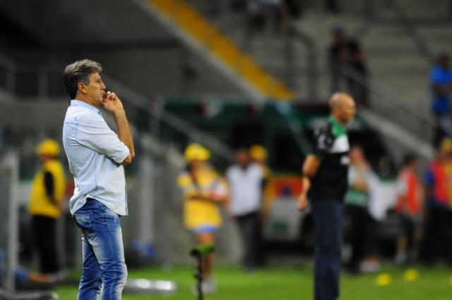 Após goleada, Renato elogia crescimento de Miller Bolaños: Ele sabe fazer gols