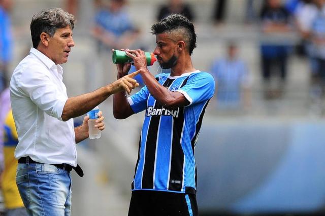 Grêmio inicia conversas para renovar com os laterais Léo Moura e Cortez