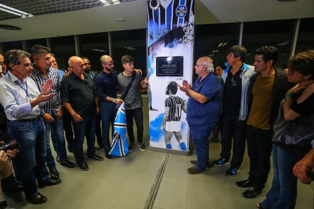 Grêmio homenageia Mário Sérgio com placa nas cabines da Arena