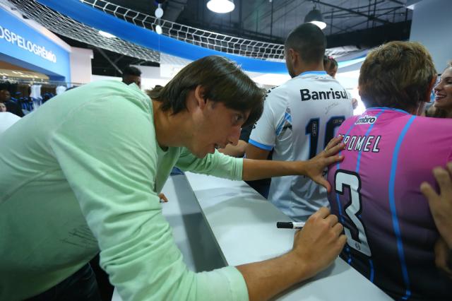 Jogadores do Grêmio participam de ação de Páscoa em prol de crianças em vulnerabilidade social