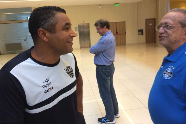 Roger reencontra dirigentes do Grêmio no Paraguai