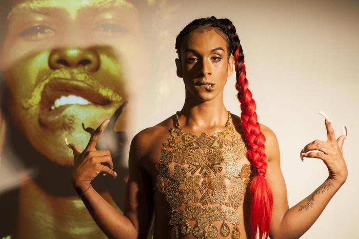 Conheça Linn da Quebrada, multiartista travesti que se apresenta em noite feminista no Opinião