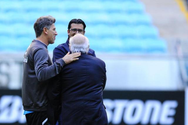 Nos bastidores, Renato recebe carinho e voto de confiança da direção do Grêmio