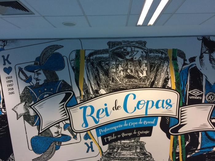 Arena tem painel instalado com saudação ao Rei de Copas