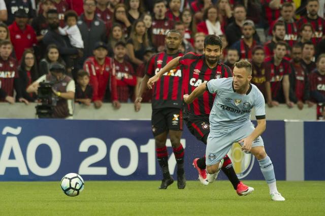 Passes curtos, 4-1-4-1 e dificuldade para criar: como joga o Atlético-PR, adversário do Grêmio