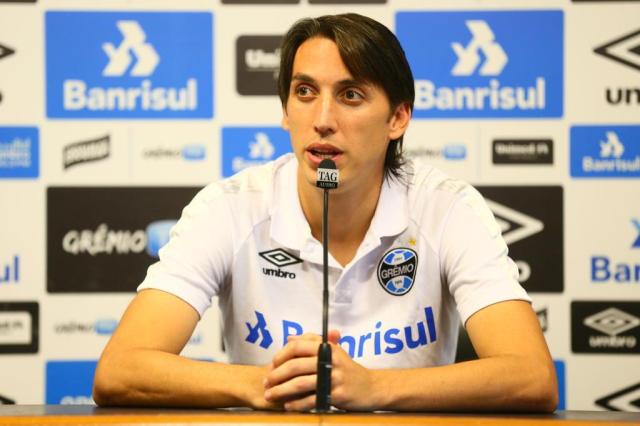 Arthur e Pedro Geromel enfrentam o Santos com dois cartões amarelos