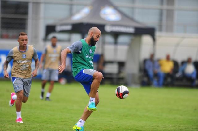 Rodízio de escalações dará chance a esquecidos no grupo do Grêmio