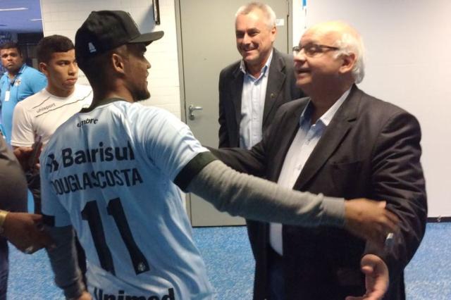 Douglas Costa visita a Arena em noite de jogo pela Libertadores