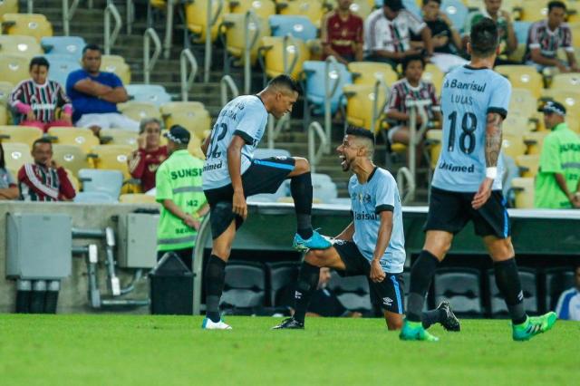 Grêmio passeia no Maracanã, elimina o Fluminense e vai às quartas da Copa do Brasil