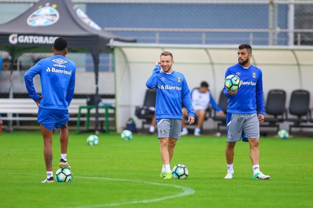 Com a volta dos titulares, Renato ganha bons problemas para resolver