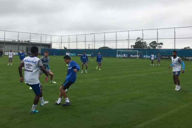 Grêmio treina sem Pedro Geromel e viajará de ônibus para Chapecó