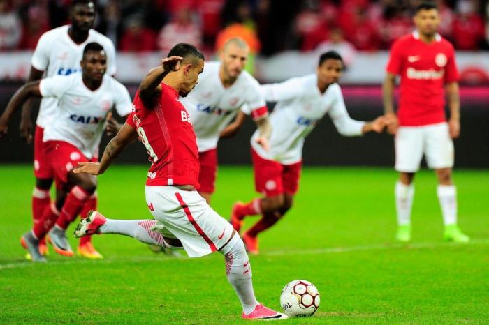 Em jogo com 4 pênaltis, Internacional vence Náutico e entra na zona de  acesso