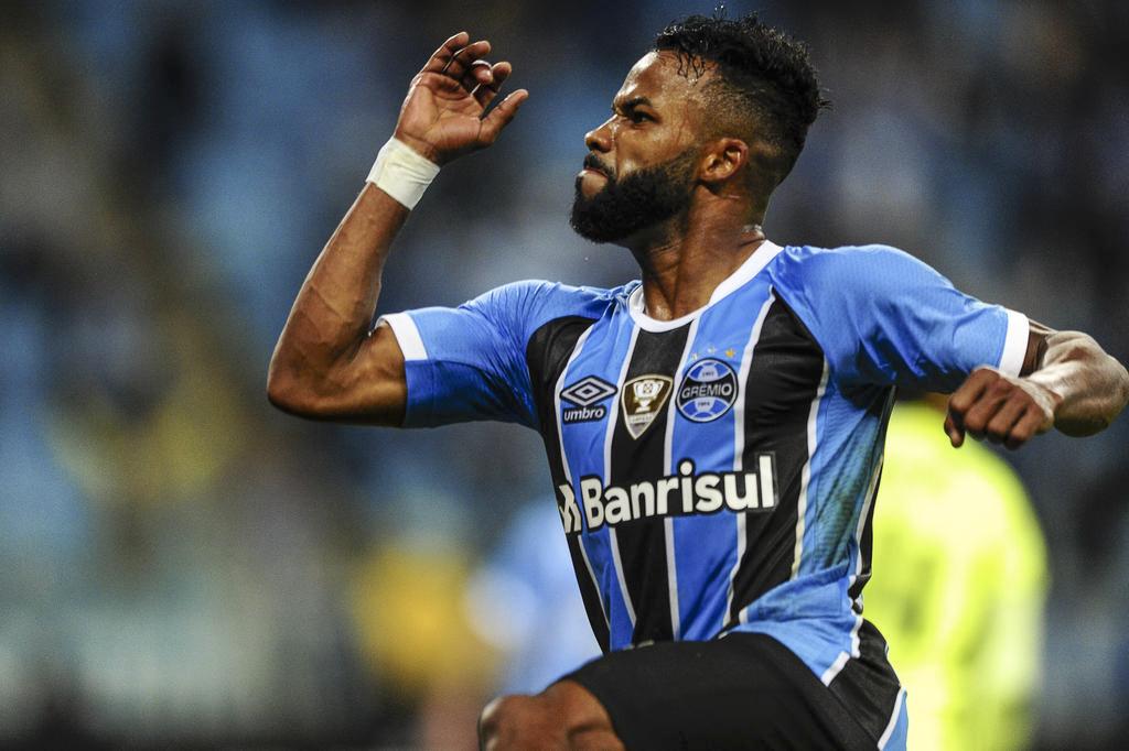 Homem de confiança de Renato, Fernandinho diz que meta é ficar próximo do Corinthians
