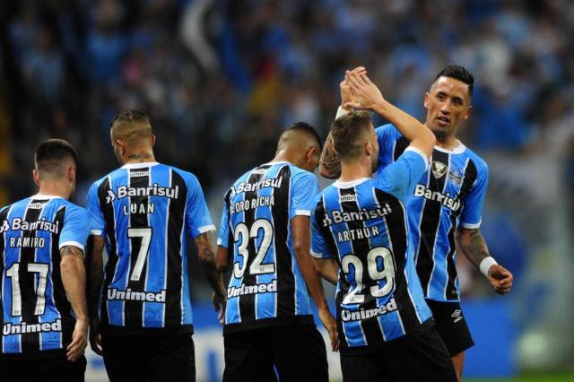Goleada e espetáculo rumo ao hexa