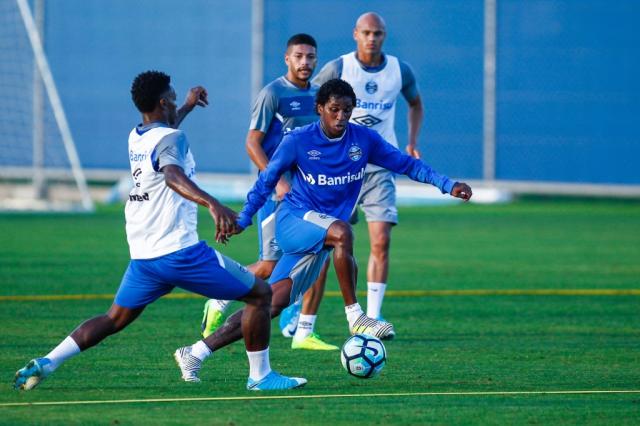 Renato testa alternativas para escalar time reserva contra o Palmeiras