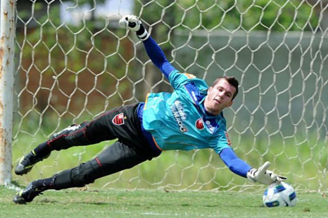 Reviravolta, salário atrasado e contrato longo: os bastidores do acerto do Grêmio com Paulo Victor