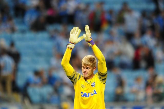 Destaque em vitória, goleiro do Avaí fala de melhor partida da carreira e explica saída do Grêmio