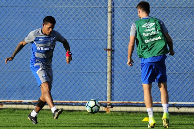 Michael Arroyo é testado como centroavante em seu primeiro coletivo no Grêmio