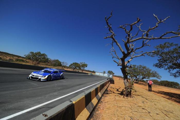 Cupra De Corrida De Carros Elétricos Em Ação Na Pista De Asfalto De  Circuito Foto de Stock Editorial - Imagem de evento, circuito: 223518663