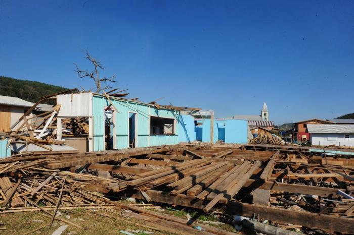 Reconstruir sem tijolos: guias de apoios ao setor de educação em