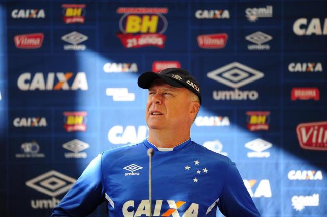 Mano vê Grêmio um pouco à frente, mas diz que mata-mata aproxima mais