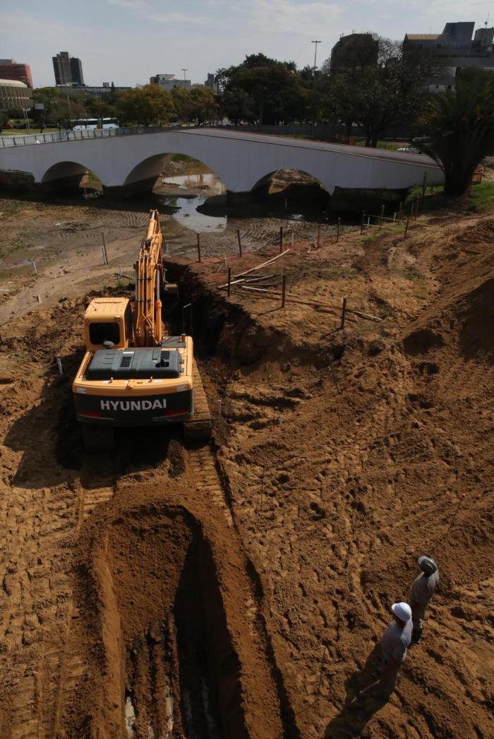 Com obras em andamento, Largo dos Açorianos já não tem mais aspecto de abandono