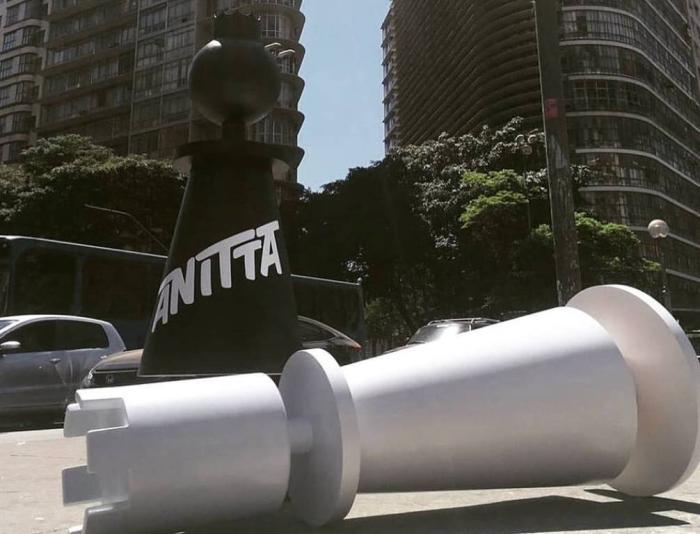 Em ação, cantora Anitta coloca peças de xadrez gigantes na praça Sete