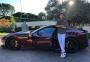 Cristiano Ronaldo posa ao lado de sua nova Ferrari de meio milhão de euros