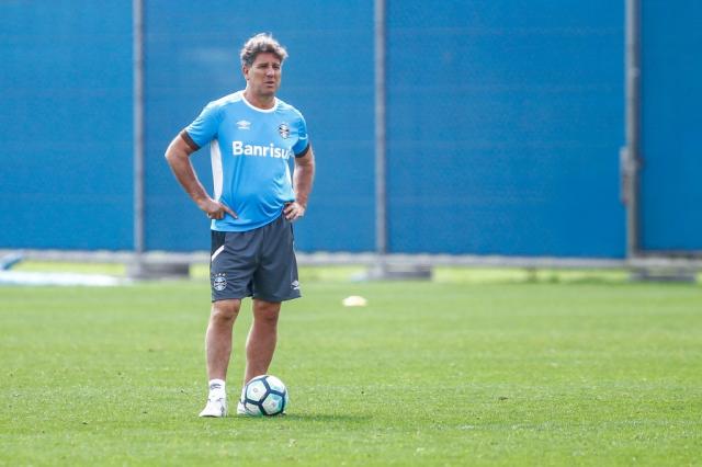 É impossível ter a mesma equipe em todas as competições, diz Renato, que usará misto sábado