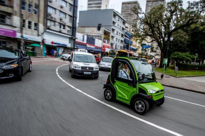 Estudantes desenvolvem carro de corrida elétrico com carregamento