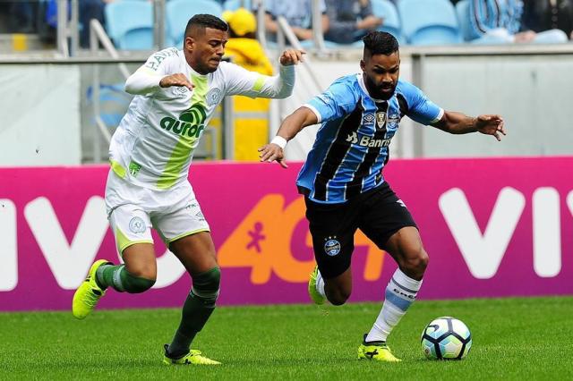 Grêmio perde para a Chapecoense na Arena e vê Corinthians aumentar vantagem