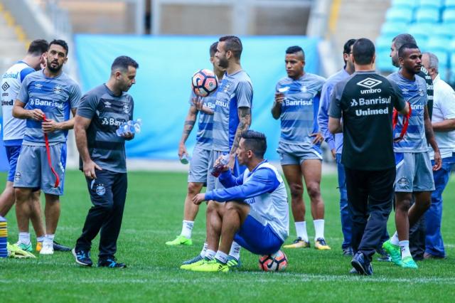 Treino do Grêmio tem retorno de Geromel, mistério de Luan e ausência de Léo Moura